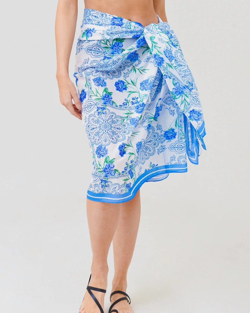 Front of a model wearing a size O/S Printed Sarong In Floral Medallion in Floral Medallion by HUNTER BELL. | dia_product_style_image_id:358103